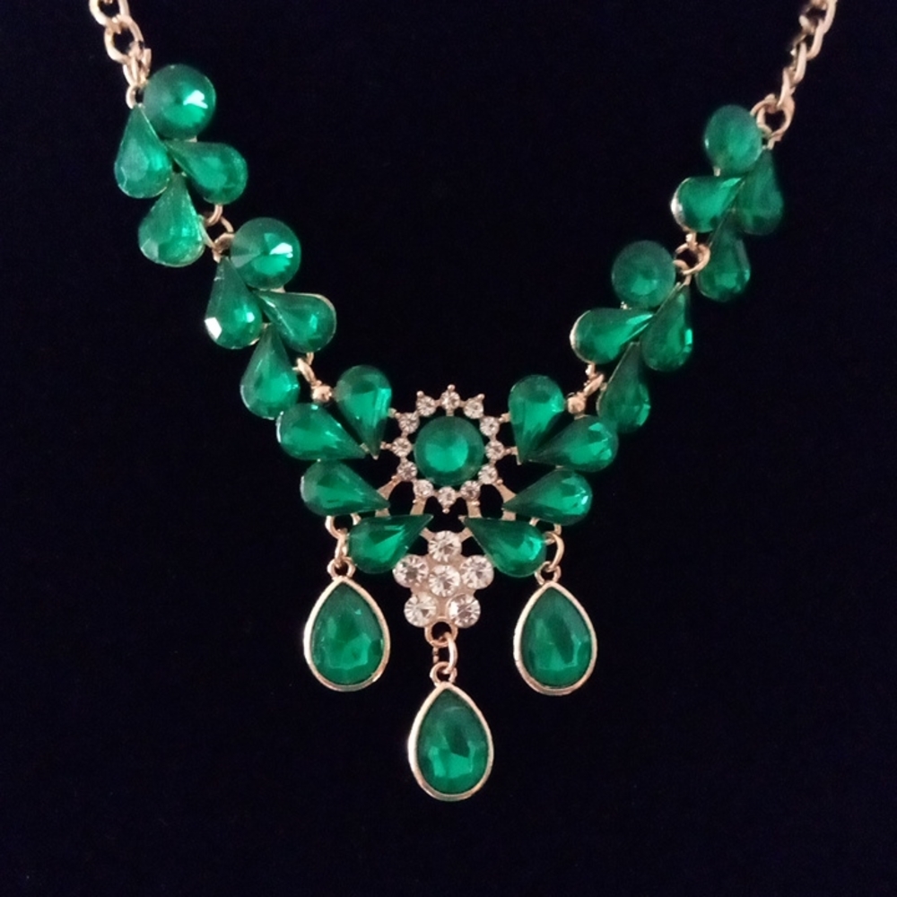 🆕 Green Crystal Necklace